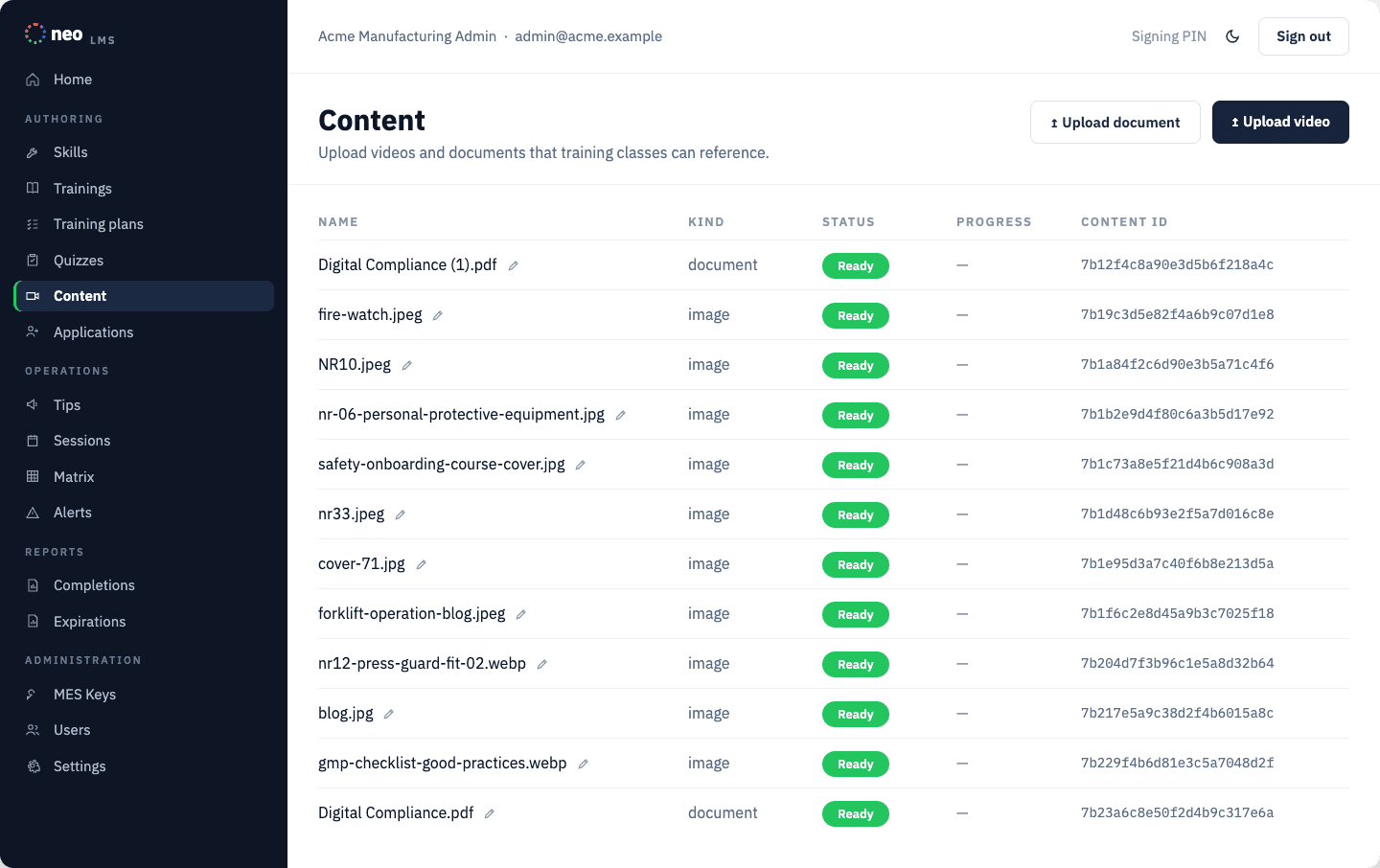 Biblioteca de contenido de NEO LMS con los vídeos, documentos e imágenes que referencian las clases, cada uno con su estado de procesamiento