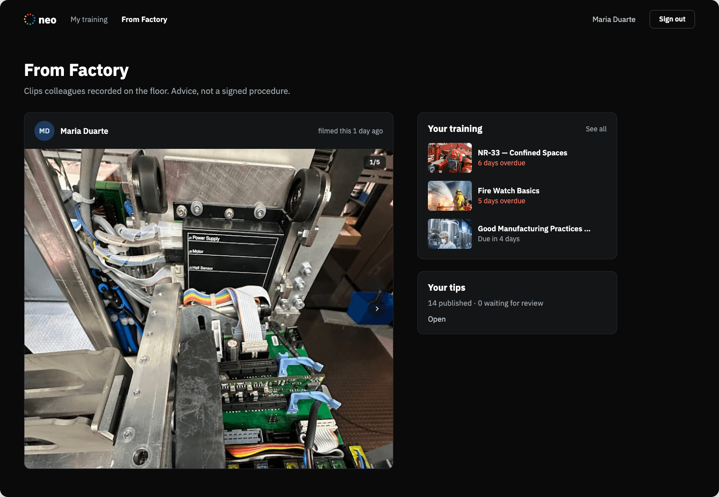 El feed From Factory en NEO LMS: el paso a paso en fotos de una máquina hecho por un compañero, con las formaciones asignadas al lector y los consejos que ha publicado en una columna aparte al lado