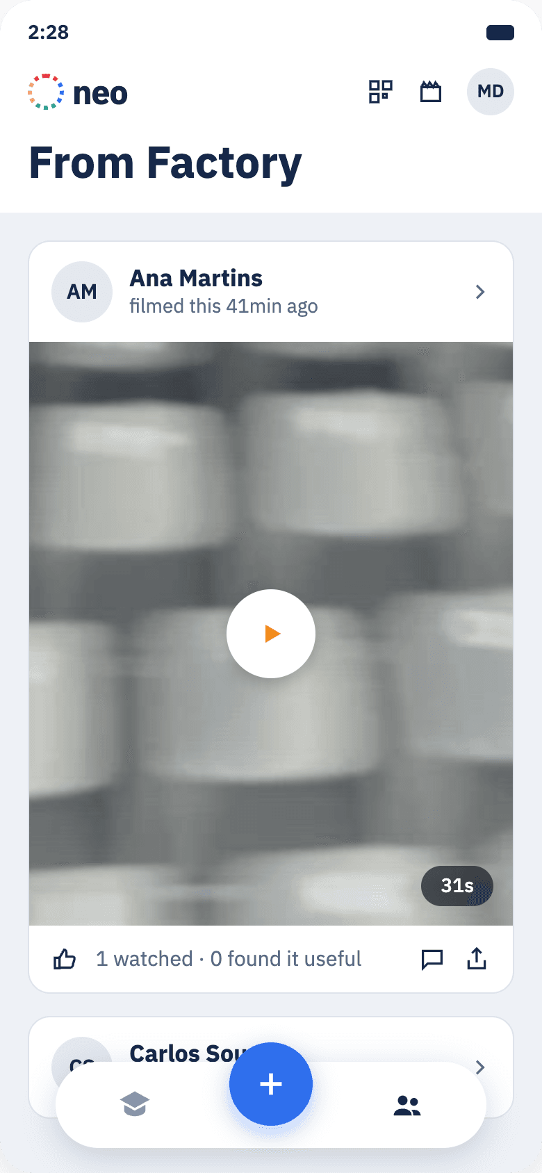 From Factory en la aplicación de NEO LMS: el clip corto de un compañero filmado en planta, con cuántas personas lo vieron y lo encontraron útil, y un botón para grabar el suyo